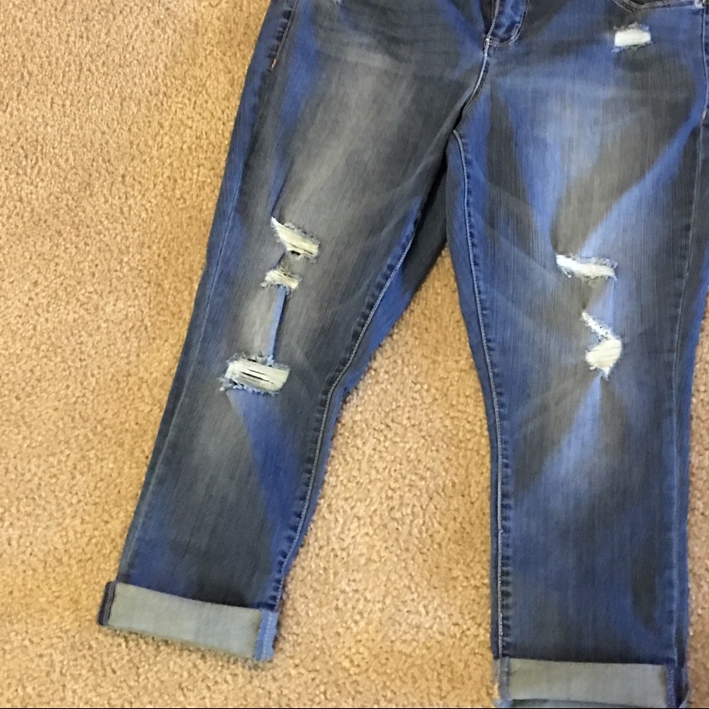 Torrid torn jean Capri pants size 16